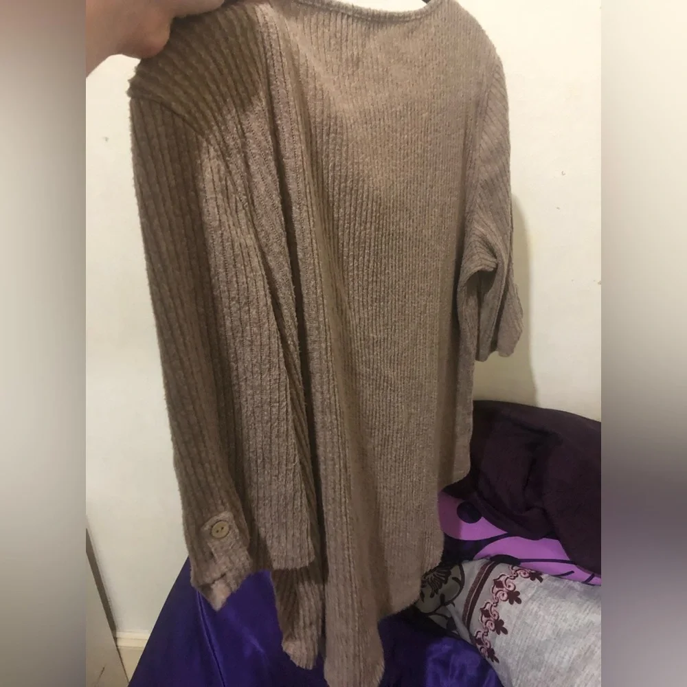 Tan sweater perfect for fall 🍁 - Picture 3 of 4